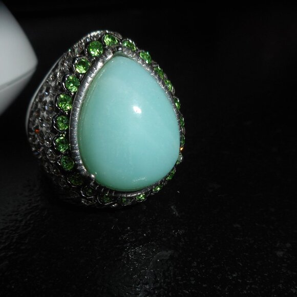 Ladies Large Green Domed Rhinestone Ring sz 9 I can't find any markings ... - Picture 2 of 6